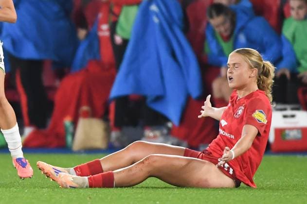 Twente s Sophie Proost looks dejected during a soccer match between Oud-Heverlee Leuven Women and Dutch FC Twente Vrouwen, Wednesday 15 October 2025 in Leuven, the second game in the league phase of the UEFA Women s Champions League competition. JILLxDELSAUX  x136904631x