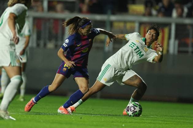 CALCIO - Champions League Women - AS Roma vs FC Barcelona, Barca Rme, Italy October 15, 2025: Aitana Bonmati of Barcellona, Samantha van Diemen of Roma seen in action during the 2025 26 UEFA Women s Champions League - Matchday 2 - between AS Roma vs FC Barcellona at Tre Fontane Stadium in Rome Rome Italy  Copyright: xIPAxSport ABACAx