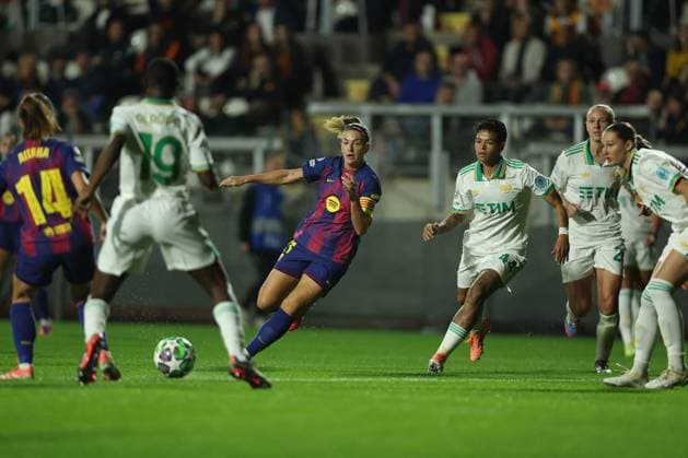 CALCIO - Champions League Women - AS Roma vs FC Barcelona, Barca Rme, Italy October 15, 2025: Alexia Putellas of Barcellona, Samantha van Diemen of Roma seen in action during the 2025 26 UEFA Women s Champions League - Matchday 2 - between AS Roma vs FC Barcellona at Tre Fontane Stadium in Rome Rome Italy  Copyright: xIPAxSport ABACAx