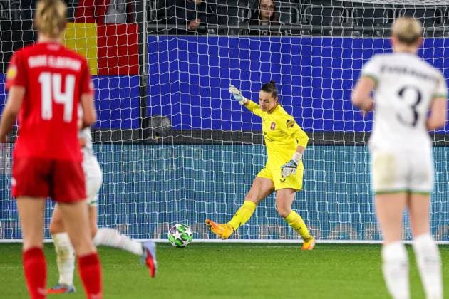 251015 UWCL OH Leuven vs FC Twente goalkeeper Diede Lemey (1) of FC Twente pictured during the soccer match between OH Leuven (BEL) and FC Twente (NED), 2025-2026 season of UEFA Women s Champions League , on Wednesday 15 October 2025 in LEUVEN , Belgium . PHOTO SPORTPIX Sevil Oktem LEUVEN DEN DREEF Vlaams-Brabant Belgium  Copyright: xSportpix.bex xSevilxOktemxSevilxOktemx