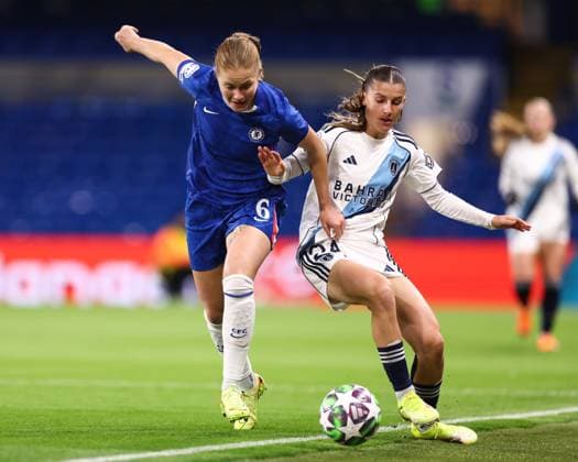 Chelsea gegen Paris Frauen 15. Oktober 2025, London UEFA Women s Champions League Chelsea gegen Paris Sjoeke Nusken von Chelsea und Anaele Le Moguedec von Paris Foto Jacques Feeney Abseits London UK  Copyright: xJacquesxFeeneyx xOffsidexOffside
