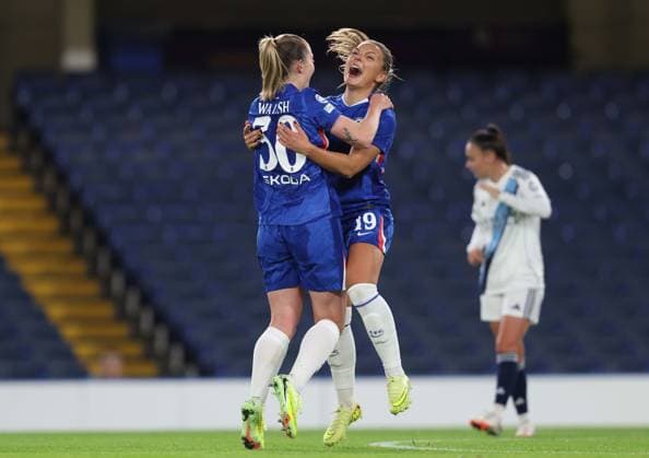 . - UEFA Women s Champions League 2025 26, League Phase, Chelsea Women v Paris FC, Stamford Bridge Stadium, London, England. - 15th October 2025. (C) Daniel Weir Crystal Pix GOAL 2-0, Johanna Rytting Kaneryd of Chelsea Women goal celebration with Keira Walsh of Chelsea Women after scoring to put Chelsea Women 2-0 ahead against Paris FC Feminines. - UEFA Women s Champions League 2025 26, League Phase, Chelsea Women v Paris FC, Stamford Bridge Stadium, London, England. - 15th October 2025. (C) Daniel Weir Crystal Pix London Stamford Bridge Stadium United Kingdom Copyright: xDanielxWeirx CP_Chelsea_Women_Paris_FC_02