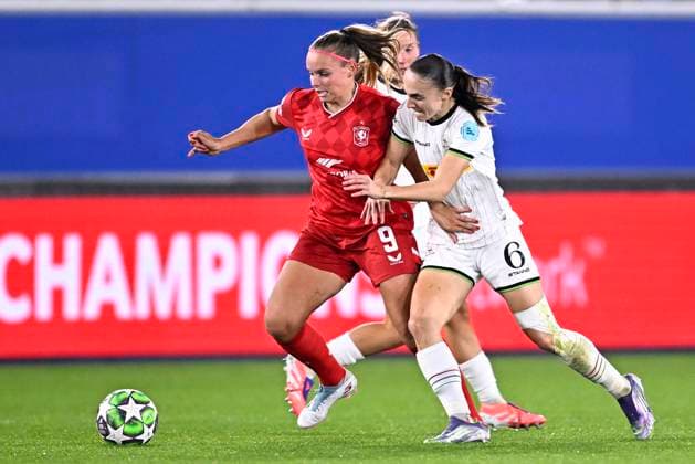 OH Leuven v FC Twente - UEFA Women s Champions League LEUVEN, BELGIUM - OCTOBER 15 : Ravensbergen Jaimy forward of Twente and Mertens Zenia midfielder of OH Leuven during the UEFA Women s Champions League 2025 26 League Phase MD2 match between OH Leuven and Twente on October 15, 2025 in Leuven, Belgium, 15 10 2025 Leuven Belgium  Copyright: xTomasxSiskx