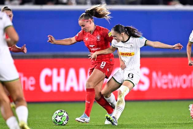 OH Leuven v FC Twente - UEFA Women s Champions League LEUVEN, BELGIUM - OCTOBER 15 : Ravensbergen Jaimy forward of Twente and Mertens Zenia midfielder of OH Leuven during the UEFA Women s Champions League 2025 26 League Phase MD2 match between OH Leuven and Twente on October 15, 2025 in Leuven, Belgium, 15 10 2025 Leuven Belgium  Copyright: xTomasxSiskx