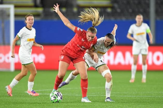 Twente s Jaimy Ravensbergen and OHL Women s Zenia Mertens pictured in action during a soccer match between Oud-Heverlee Leuven Women and Dutch FC Twente Vrouwen, Wednesday 15 October 2025 in Leuven, the second game in the league phase of the UEFA Women s Champions League competition. JILLxDELSAUX  x136906510x