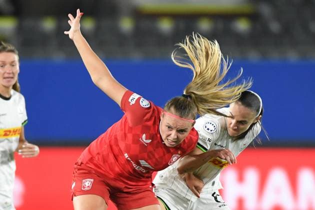 Twente s Jaimy Ravensbergen and OHL Women s Zenia Mertens pictured in action during a soccer match between Oud-Heverlee Leuven Women and Dutch FC Twente Vrouwen, Wednesday 15 October 2025 in Leuven, the second game in the league phase of the UEFA Women s Champions League competition. JILLxDELSAUX  x136906512x