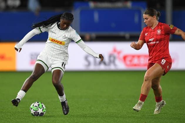 OHL Women s Kadhiya De Ceuster and Twente s Lynn Groenewegen pictured in action during a soccer match between Oud-Heverlee Leuven Women and Dutch FC Twente Vrouwen, Wednesday 15 October 2025 in Leuven, the second game in the league phase of the UEFA Women s Champions League competition. JILLxDELSAUX  x136906984x