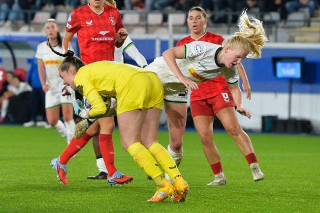 Twente s goalkeeper Diede Lemey and OHL Women s Linde Veefkind pictured in action during a soccer match between Oud-Heverlee Leuven Women and Dutch FC Twente Vrouwen, Wednesday 15 October 2025 in Leuven, the second game in the league phase of the UEFA Women s Champions League competition. JILLxDELSAUX  x136907026x