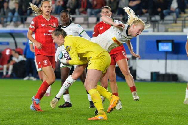 Twente s goalkeeper Diede Lemey and OHL Women s Linde Veefkind pictured in action during a soccer match between Oud-Heverlee Leuven Women and Dutch FC Twente Vrouwen, Wednesday 15 October 2025 in Leuven, the second game in the league phase of the UEFA Women s Champions League competition. JILLxDELSAUX  x136907038x