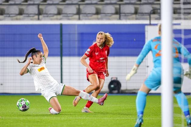 251015 UWCL OH Leuven vs FC Twente Virag Nagy (4) of OH Leuven and Sophie Proost (19) of FC Twente pictured during the soccer match between OH Leuven (BEL) and FC Twente (NED), 2025-2026 season of UEFA Women s Champions League , on Wednesday 15 October 2025 in LEUVEN , Belgium . PHOTO SPORTPIX Sevil Oktem LEUVEN DEN DREEF Vlaams-Brabant Belgium  Copyright: xSportpix.bex xSevilxOktemxSevilxOktemx