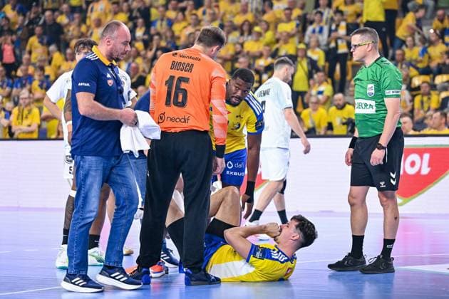 15.10.2025 KIELCE UL. BOCZNA ( POLAND ) PILKA RECZNA MEZCZYZN ( HANDBALL MEN S ) LIGA MISTRZOW - FAZA GRUPOWA ( MEN S EHF CHAMPIONS LEAGUE - GROUP PHASE ) MECZ INDUSTRIA KIELCE - HBC NANTES ( GAME ) NZ SZYMON SICKO KONTUZJA URAZ BOL FOTO MICHAL STANCZYK CYFRASPORT NEWSPIX.PL --- Newspix.pl  20251015CSMS0015