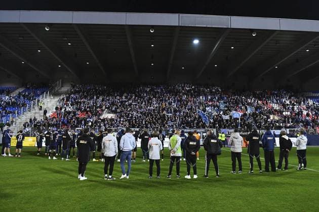 KFC Uerdingen 05 MSV Duisburg FOR EDITORIAL PURPOSES ONLY EDITORIAL USE ONLY p Football Niederrheinpokal 2 Runde KFC Uerdingen 05 MSV Duisburg on 15 10 2025 at the Grotenburg Stadium in Krefeld The Duisburg players stand in front of their fans Germany North Rhine Westphalia Krefeld Copyright ThorstenxTillmann Copyright: ThorstenxTillmann doc82u3aj44s1wrlvxsama ,EDITORIAL USE ONLY Copyright: ThorstenxTillmann