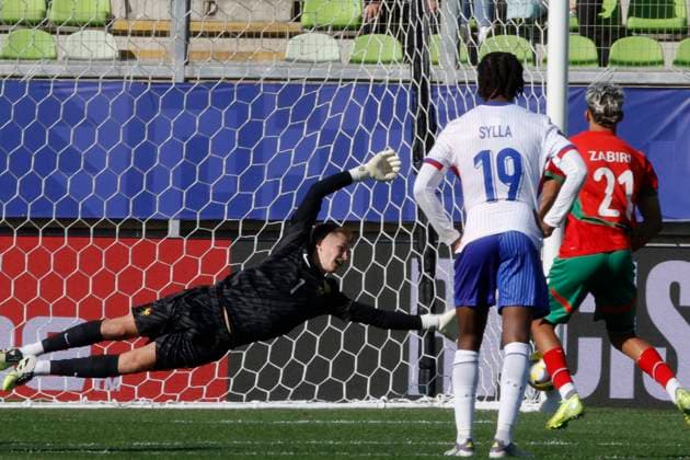 Futbol, Marruecos vs Francia. Mundial sub 20, Chile 2025. El jugador de Marruecos Yassir Zabiri, derecha, convierte un gol durante un partido de semifinal del mundial sub 20 realizado en el estadio Elias Figueroa de Valparaiso, Chile. 15 10 2025 Martin Thomas Photosport Football, Morocco vs France. U-20 World Cup Championship. Morocco™s player Yassir Zabiri, right, scores during a semifinal match of the U-20 World Cup at the Elias Figueroa stadium in Valparaiso, Chile. 15 10 2025 Martin Thomas Photosport Marruecos vs Francia. Mundial sub 20, Chile 2025 