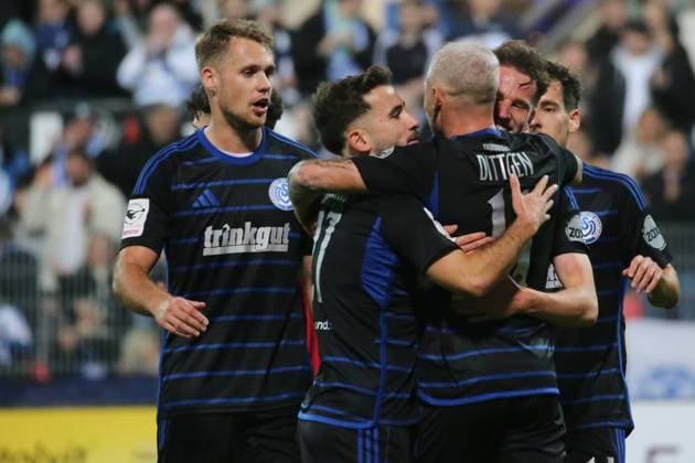 Krefeld, Germany 15 October 2025 Niederrheinpokal 1 8 Final 2025 2026 KFC Uerdingen vs MSV Duisburg In picture 4 Christian Viet MSV Duisburg cheers with his teammates after his goal for 0 2, Schauinsland Reisen Arena Nordrhein Westfalen Copyright: xFotostandx xVanxderxVeldenx