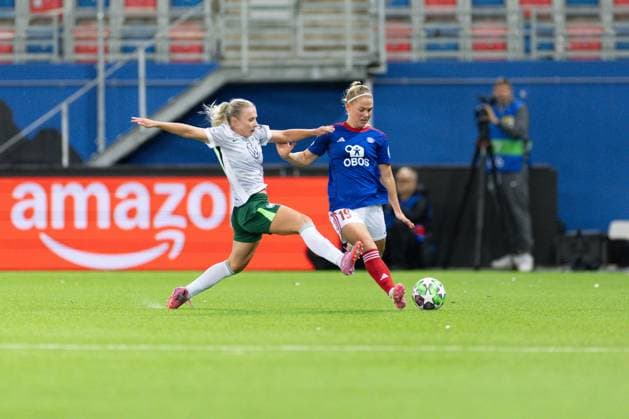 Saedis Run Heidarsdottir (19 Valerenga) shoots the ball during the UEFA Womens Champions League football match between Valerenga and Wolfsburg at Intility Arena in Oslo, Norway. Copyright: xAnexFrosakerx xSPPx Sportspressphoto_SPR43045