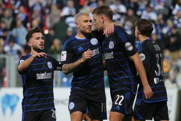 Krefeld, Germany 15 October 2025 Niederrheinpokal 1 8 Final 2025 2026 KFC Uerdingen vs MSV Duisburg In the picture 3 from left Thilo Töpken Toepken MSV Duisburg Cheers with his teammates after the goal to 0 3, Schauinsland Reisen Arena Nordrhein Westfalen Copyright: xFotostandx xVanxderxVeldenx