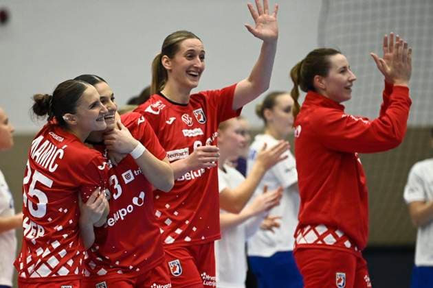Croatia, Sisak, 151025. Croatian players celebrating the victory at the end of the handball match of the 1st round of the European Women s Championship qualifiers, Croatia - Finland. Photo: Ronald Gorsic CROPIX Copyright: xxRonaldxGorsicx xCROPIXx hrvatska_finska46-151025