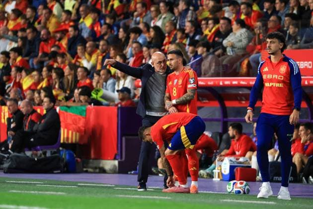 Spain - 2026 FIFA World Cup, WM, Weltmeisterschaft, Fussball Qualifying - Group E - Spain vs Bulgaria - 14 10 2025 SPAIN, VALLADOLID, OCTOBER 14. Luis de la Fuente Manager of Spain talks to Aleix Garcia of Spain and Yeremy Pino of Spain during the 2026 FIFA World Cup qualifying Group E football match between Spain and Bulgaria, on October 14, 2025 at Estadio Jose Zorrilla in Valladolid, Spain. Photo by Manuel Blondeau AOP.Press Valladolid Estadio Jose Zorrilla Spain Copyright: x ManuelxBlondeau AOP.Pressx AOP20251014-0214