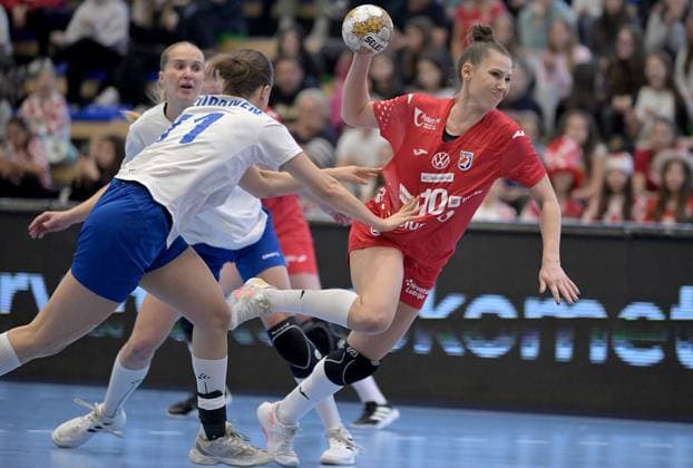 (251016) -- SISAK, Oct. 16, 2025 -- Dejana Milosavljevic (R) of Croatia shoots the ball during the Women s EHF Euro 2026 Qualifier group 1 Round 1 match between Croatia and Finland in Sisak, Croatia on Oct. 15, 2025. (Photo by PIXSELL via Xinhua) (SP)CROATIA-SISAK-HANDBALL-WOMEN-EURO 2026 QUALIFIER-CRO VS FIN IgorxSoban 