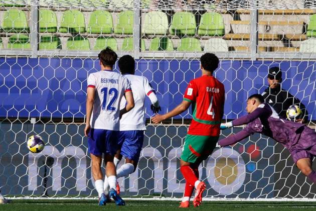 Futbol, Marruecos vs Francia. Mundial sub 20, Chile 2025. El jugador de Francia Lucas Michal convierte un gol durante un partido de semifinal del mundial sub 20 realizado en el estadio Elias Figueroa de Valparaiso, Chile. 15 10 2025 Martin Thomas Photosport Football, Morocco vs France. U-20 World Cup Championship. France™s player Lucas Michal scores during a semifinal match of the U-20 World Cup at the Elias Figueroa stadium in Valparaiso, Chile. 15 10 2025 Martin Thomas Photosport Marruecos vs Francia. Mundial sub 20, Chile 2025 