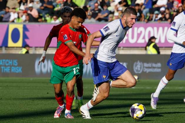 Futbol, Marruecos vs Francia. Mundial sub 20, Chile 2025. El jugador de Marruecos Gessime Yassine, izquierda, disputa el balon con Elyaz Zidane de Francia durante un partido de semifinal del mundial sub 20 realizado en el estadio Elias Figueroa de Valparaiso, Chile. 15 10 2025 Martin Thomas Photosport Football, Morocco vs France. U-20 World Cup Championship. Morocco™s player Gessime Yassine, left, vies for the ball against Elyaz Zidane of France during a semifinal match of the U-20 World Cup at the Elias Figueroa stadium in Valparaiso, Chile. 15 10 2025 Martin Thomas Photosport Marruecos vs Francia. Mundial sub 20, Chile 2025 