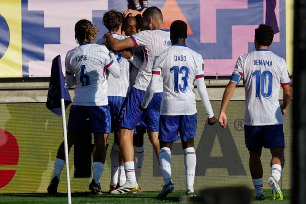 Futbol, Marruecos vs Francia. Mundial sub 20, Chile 2025. El jugador de Francia, Lucas Michal, celebra con sus companeros tras marcar un gol contra Marruecos durante un partido de semifinal del mundial sub 20 realizado en el estadio Elias Figueroa de Valparaiso, Chile. 15 10 2025 Sebastian Cisternas Photosport Football, Morocco vs France. U-20 World Cup Championship. France™s player, Lucas Michal, celebrates with temmates after scoring against Morocco during a semifinal match of the U-20 World Cup at the Elias Figueroa stadium in Valparaiso, Chile. 15 10 2025 Sebastian Cisternas Photosport Marruecos vs Francia. Mundial sub 20, Chile 2025 