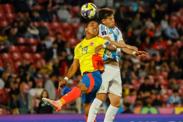 Futbol, Argentina vs Colombia. Mundial sub 20, Chile 2025. El jugador de Argentina Valentino Acuna, derecha, disputa el balon con Kener Gonzalez de Colombia durante el partido de la semifinal del mundial sub 20 realizado en el estadio Nacional de Santiago, Chile. 15 10 2025 Andres Pina Photosport Football, Argentina vs Colombia. U-20 World Cup Championship. Argentina™s player Valentino Acuna, right, vies for the ball with Kener Gonzalez of Colombia during a U-20 World Cup semifinal match, at the Nacional stadium in Santiago, Chile. 15 10 2025 Andres Pina Photosport Argentina vs Colombia, mundial sub 20 Chile 2025