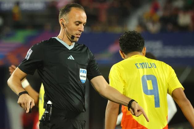 Futbol, Argentina vs Colombia. Mundial sub 20, Chile 2025. El arbitro Joao Pinheiro dirige un partido de semifinal del mundial sub 20 entre Argentina y Colombia realizado en el estadio Nacional de Santiago, Chile. 15 10 2025 Jonnathan Oyarzun Photosport Football, Argentina vs Colombia. U-20 World Cup Championship. Referee Joao Pinheiro leads a semifinal match of the U-20 World Cup between Argentina and Colombia at the Nacional stadium in Santiago, Chile. 15 10 2025 Jonnathan Oyarzun Photosport Argentina vs Colombia, mundial sub 20 Chile 2025 
