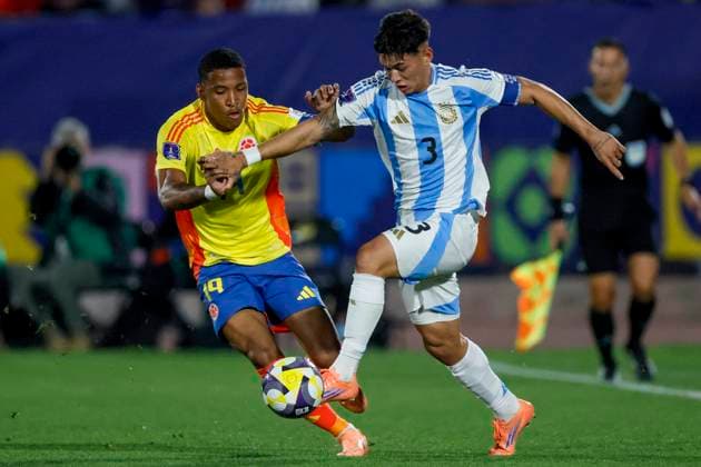 Futbol, Argentina vs Colombia. Mundial sub 20, Chile 2025. El jugador de Argentina Julio Soler, derecha, disputa el balon con Kener Gonzalez de Colombia durante el partido de la semifinal del mundial sub 20 realizado en el estadio Nacional de Santiago, Chile. 15 10 2025 Andres Pina Photosport Football, Argentina vs Colombia. U-20 World Cup Championship. Argentina™s player Julio Soler, right, vies for the ball with Kener Gonzalez of Colombia during a U-20 World Cup semifinal match, at the Nacional stadium in Santiago, Chile. 15 10 2025 Andres Pina Photosport Argentina vs Colombia, mundial sub 20 Chile 2025