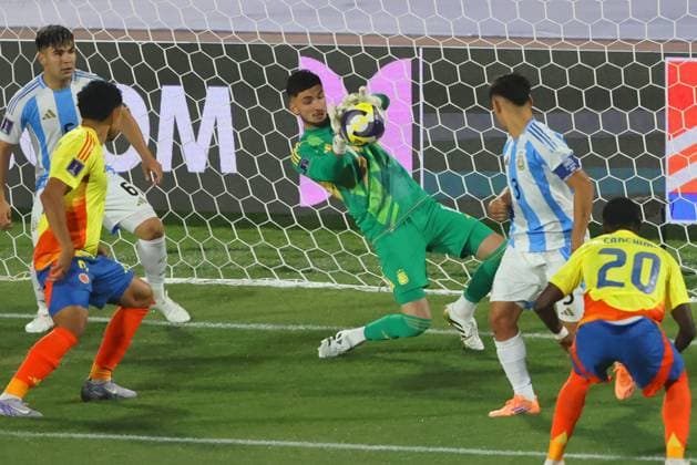 Futbol, Argentina vs Colombia. Mundial sub 20, Chile 2025. El jugador de Argentina Santino Barbi es fotografiado durante un partido de semifinal del mundial sub 20 contra Colombia disputado en el estadio Nacional de Santiago, Chile. 15 10 2025 Dragomir Yankovic Photosport Football, Argentina vs Colombia. U-20 World Cup Championship. ArgentinaÕs player Santino Barbi is pictured during a semifinal match of the U-20 World Cup against Colombia at the Nacional stadium in Santiago, Chile. 15 10 2025 Dragomir Yankovic Photosport Argentina vs Colombia, mundial sub 20 Chile 2025 
