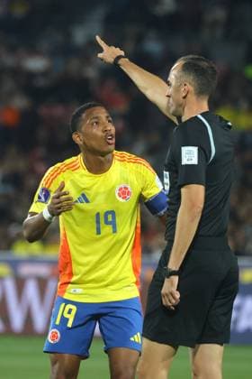 Futbol, Argentina vs Colombia. Mundial sub 20, Chile 2025. El arbitro Joao Pinheiro dirige un partido de semifinal del mundial sub 20 entre Argentina y Colombia realizado en el estadio Nacional de Santiago, Chile. 15 10 2025 Jonnathan Oyarzun Photosport Football, Argentina vs Colombia. U-20 World Cup Championship. Referee Joao Pinheiro leads a semifinal match of the U-20 World Cup between Argentina and Colombia at the Nacional stadium in Santiago, Chile. 15 10 2025 Jonnathan Oyarzun Photosport Argentina vs Colombia, mundial sub 20 Chile 2025 