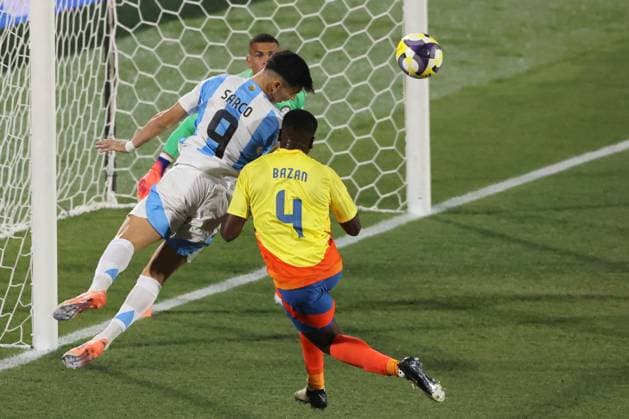 Futbol, Argentina vs Colombia. Mundial sub 20, Chile 2025. El jugador de Argentina Alejo Sarco, izquierda, disputa el balon con Julian Bazan de Colombia durante un partido de semifinal del mundial sub 20 realizado en el estadio Nacional de Santiago, Chile. 15 10 2025 Dragomir Yankovic Photosport Football, Argentina vs Colombia. U-20 World Cup Championship. ArgentinaÕs player Alejo Sarco, left, vies for the ball against Julian Bazan of Colombia during a semifinal match of the U-20 World Cup at the Nacional stadium in Santiago, Chile. 15 10 2025 Dragomir Yankovic Photosport Argentina vs Colombia, mundial sub 20 Chile 2025