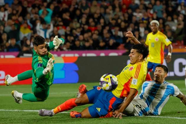 Futbol, Argentina vs Colombia. Mundial sub 20, Chile 2025. El jugador de Colombia Emilio Aristizabal, centro, disputa el balon con la defensa de Argentina durante el partido de la semifinal del mundial sub 20 realizado en el estadio Nacional de Santiago, Chile. 15 10 2025 Andres Pina Photosport Football, Argentina vs Colombia. U-20 World Cup Championship. Colombia™s player Emilio Aristizabal, center, vies for the ball with Argentina™s defense during a U-20 World Cup semifinal match, at the Nacional stadium in Santiago, Chile. 15 10 2025 Andres Pina Photosport Argentina vs Colombia, mundial sub 20 Chile 2025