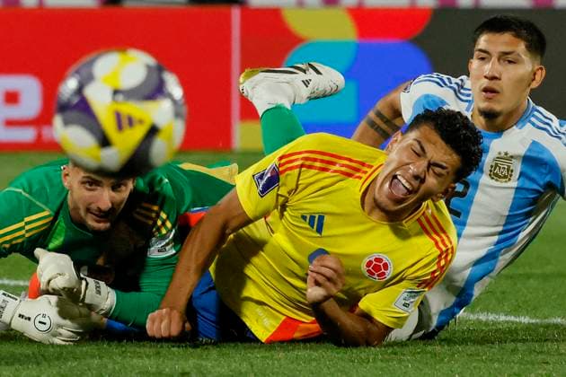 Futbol, Argentina vs Colombia. Mundial sub 20, Chile 2025. El jugador de Colombia Emilio Aristizabal, centro, disputa el balon con la defensa de Argentina durante el partido de la semifinal del mundial sub 20 realizado en el estadio Nacional de Santiago, Chile. 15 10 2025 Andres Pina Photosport Football, Argentina vs Colombia. U-20 World Cup Championship. Colombia™s player Emilio Aristizabal, center, vies for the ball with Argentina™s defense during a U-20 World Cup semifinal match, at the Nacional stadium in Santiago, Chile. 15 10 2025 Andres Pina Photosport Argentina vs Colombia, mundial sub 20 Chile 2025