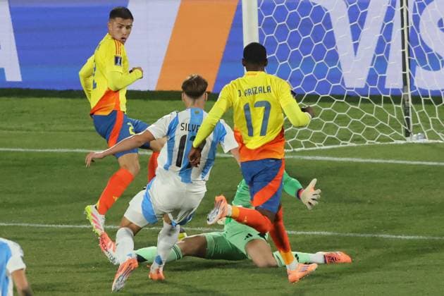 Futbol, Argentina vs Colombia. Mundial sub 20, Chile 2025. El jugador de Argentina Mateo Silvetti, centro, convierte su gol contra Colombia durante un partido de semifinal del mundial sub 20 disputado en el estadio Nacional de Santiago, Chile. 15 10 2025 Dragomir Yankovic Photosport Football, Argentina vs Colombia. U-20 World Cup Championship. ArgentinaÕs player Mateo Silvetti, center, scores his goal against Colombia during a semifinal match of the U-20 World Cup at the Nacional stadium in Santiago, Chile. 15 10 2025 Dragomir Yankovic Photosport Argentina vs Colombia, mundial sub 20 Chile 2025