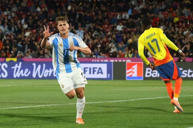 Futbol, Argentina vs Colombia. Mundial sub 20, Chile 2025. El jugador de Argentina Mateo Silvetti, centro, celebra tras marcar un gol contra Colombia durante un partido de semifinal del mundial sub 20 disputado en el estadio Nacional de Santiago, Chile. 15 10 2025 Jonnathan Oyarzun Photosport Football, Argentina vs Colombia. U-20 World Cup Championship. Argentina™s player Mateo Silvetti, center, celebrates after scoring against Colombia during a semifinal match of the U-20 World Cup at the Nacional stadium in Santiago, Chile. 15 10 2025 Jonnathan Oyarzun Photosport Argentina vs Colombia, mundial sub 20 Chile 2025