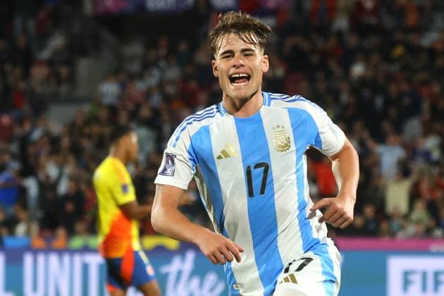 Futbol, Argentina vs Colombia. Mundial sub 20, Chile 2025. El jugador de Argentina Mateo Silvetti, centro, celebra tras marcar un gol contra Colombia durante un partido de semifinal del mundial sub 20 disputado en el estadio Nacional de Santiago, Chile. 15 10 2025 Jonnathan Oyarzun Photosport Football, Argentina vs Colombia. U-20 World Cup Championship. Argentina™s player Mateo Silvetti, center, celebrates after scoring against Colombia during a semifinal match of the U-20 World Cup at the Nacional stadium in Santiago, Chile. 15 10 2025 Jonnathan Oyarzun Photosport Argentina vs Colombia, mundial sub 20 Chile 2025