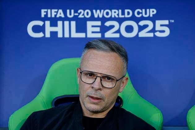 Futbol, Marruecos vs Francia. Mundial sub 20, Chile 2025. El entrenador de Marruecos Mohamed Ouahbi es fotografiado durante un partido de semifinal del mundial sub 20 realizado en el estadio Elias Figueroa de Valparaiso, Chile. 15 10 2025 Sebastian Cisternas Photosport Football, Morocco vs France. U-20 World Cup Championship. Morocco™s coach Mohamed Ouahbi is pictured during a semifinal match of the U-20 World Cup at the Elias Figueroa stadium in Valparaiso, Chile. 15 10 2025 Sebastian Cisternas Photosport Marruecos vs Francia. Mundial sub 20, Chile 2025 