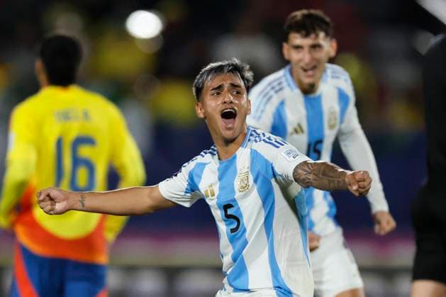 Futbol, Argentina vs Colombia. Mundial sub 20, Chile 2025. El jugador de Argentina Milton Delgado celebra la victoria contra Colombia tras el partido de la semifinal del mundial sub 20 disputado en el estadio Nacional de Santiago, Chile. 15 10 2025 Andres Pina Photosport Football, Argentina vs Colombia. U-20 World Cup Championship. Argentina™s player Milton Delgado celebrates winning against Colombia after a U-20 World Cup semifinal match, at the Nacional stadium in Santiago, Chile. 15 10 2025 Andres Pina Photosport Argentina vs Colombia, mundial sub 20 Chile 2025 