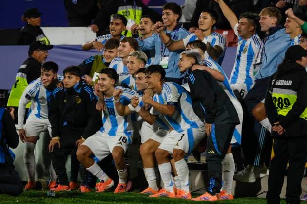 Futbol, Argentina vs Colombia. Mundial sub 20, Chile 2025. Los jugadores de Argentina celebran la victoria contra Colombia tras el partido de la semifinal del mundial sub 20 disputado en el estadio Nacional de Santiago, Chile. 15 10 2025 Andres Pina Photosport Football, Argentina vs Colombia. U-20 World Cup Championship. Argentina™s players celebrate winning against Colombia after a U-20 World Cup semifinal match, at the Nacional stadium in Santiago, Chile. 15 10 2025 Andres Pina Photosport Argentina vs Colombia, mundial sub 20 Chile 2025 