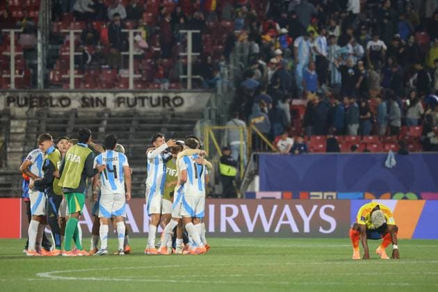 Futbol, Argentina vs Colombia. Mundial sub 20, Chile 2025. Los jugadores de Argentina celebran el triunfo durante un partido de semifinal del mundial sub 20 contra Colombia disputado en el estadio Nacional de Santiago, Chile. 15 10 2025 Jonnathan Oyarzun Photosport Football, Argentina vs Colombia. U-20 World Cup Championship. Argentina™s players reacts after winning during a semifinal match of the U-20 World Cup against Colombia at the Nacional stadium in Santiago, Chile. 15 10 2025 Jonnathan Oyarzun Photosport Argentina vs Colombia, mundial sub 20 Chile 2025 