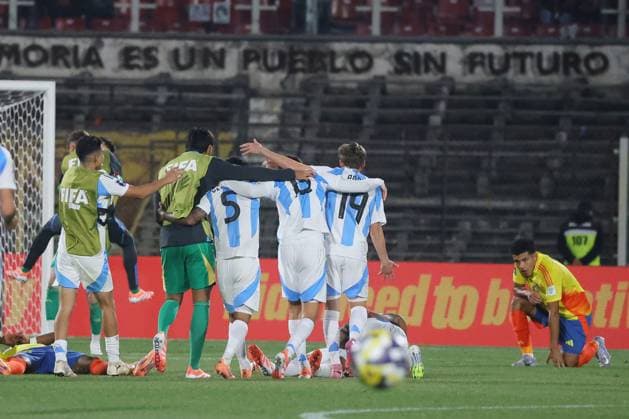 Futbol, Argentina vs Colombia. Mundial sub 20, Chile 2025. Los jugadores de Argentina celebran el triunfo durante un partido de semifinal del mundial sub 20 contra Colombia disputado en el estadio Nacional de Santiago, Chile. 15 10 2025 Jonnathan Oyarzun Photosport Football, Argentina vs Colombia. U-20 World Cup Championship. Argentina™s players reacts after winning during a semifinal match of the U-20 World Cup against Colombia at the Nacional stadium in Santiago, Chile. 15 10 2025 Jonnathan Oyarzun Photosport Argentina vs Colombia, mundial sub 20 Chile 2025 