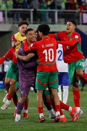 Futbol, Marruecos vs Francia. Mundial sub 20, Chile 2025. El jugador de Marruecos, Abdelhakim Mesbahi, celebra con sus companeros tras un partido de semifinal del mundial sub 20 contra Francia realizado en el estadio Elias Figueroa de Valparaiso, Chile. 15 10 2025 Sebastian Cisternas Photosport Football, Morocco vs France. U-20 World Cup Championship. Morocco™s player, Abdelhakim Mesbahi, celebrates with temmates after a semifinal match of the U-20 World Cup against France at the Elias Figueroa stadium in Valparaiso, Chile. 15 10 2025 Sebastian Cisternas Photosport Marruecos vs Francia. Mundial sub 20, Chile 2025 