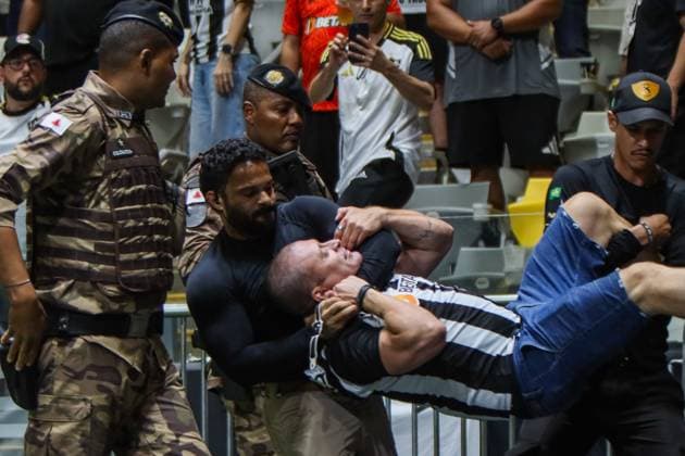 Chuva em São Paulo SaO PAULO, SP - 15.10.2025: CHUVA EM SaO PAULO - Fan arrested by the Police at the match between AtlÃ tico Mineiro x Cruzeiro for the 28th round of the 2025 Brazilian Championship, at Arena MRV in Belo Horizonte, this Wednesday night (15). (Photo: Allan Calisto Fotoarena) x2824939x  AllanxCalisto