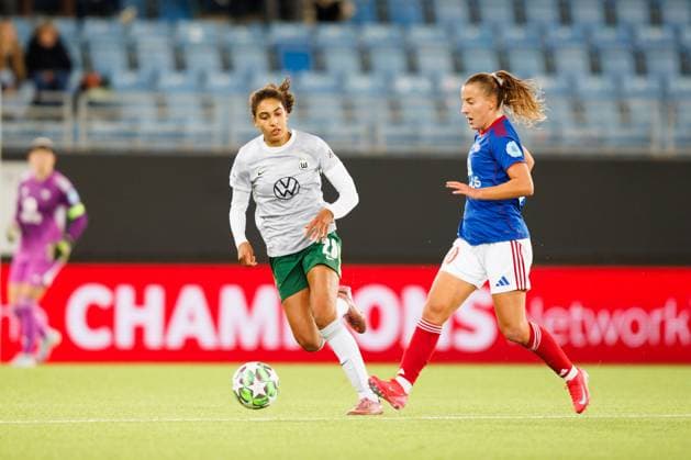 Valerenga v Wolfsburg, UEFA Women™s Champions League, Oslo, Norway Oslo, Norway. 15th, October 2025. Stine Brekken (30) of Vaalerenga and Cora Zicai (28) of Wolfsburg seen during the UEFA Women™s Champions League match between Wolfsburg and Ferencvaros at Intility Arena in Oslo. Norway, Oslo  Copyright: xGonzalesxPhoto KetilxMartinsenx