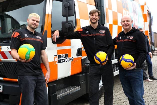 DEU, DVV, 1 VBL, BR Volleys, Eoeffnungs PK, 16 10 2025, berlin, Berlin, DEU, DVV, 1 VBL, BR Volleys, Eoeffnungs PK, in the picture Ruben Schott BR Volleys 13 , Matthew Knigge BR Volleys 2 , Coach Joel Banks BR Volleys nordphotoxGmbHx xEngler nph00076