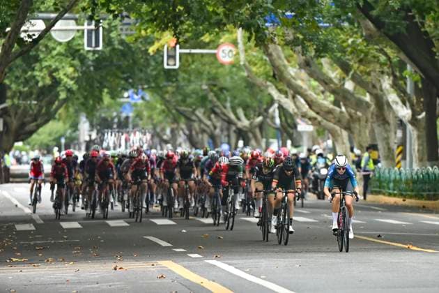 (251016) -- SHANGHAI, Oct. 16, 2025 -- Cyclists compete during the Stage 3 of the UCI Women s WorldTour Tour of Chongming Island Road cycling, Rad, Radsport, Strasse race in Shanghai, east China, Oct. 16, 2025. ) (SP)CHINA-SHANGHAI-CYCLING-UCI WOMEN S WORLDTOUR-TOUR OF CHONGMING ISLAND (CN) ChenxHaoming 