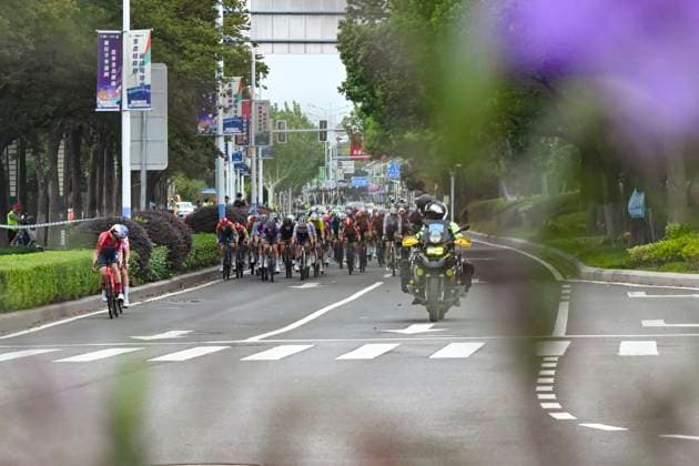 (251016) -- SHANGHAI, Oct. 16, 2025 -- Cyclists compete during the Stage 3 of the UCI Women s WorldTour Tour of Chongming Island Road cycling, Rad, Radsport, Strasse race in Shanghai, east China, Oct. 16, 2025. ) (SP)CHINA-SHANGHAI-CYCLING-UCI WOMEN S WORLDTOUR-TOUR OF CHONGMING ISLAND (CN) ChenxHaoming 