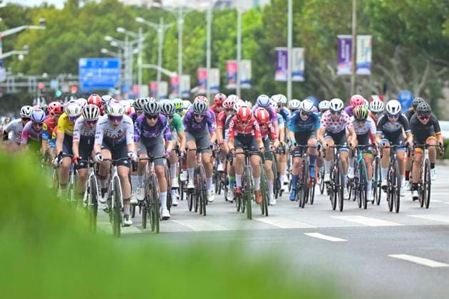 (251016) -- SHANGHAI, Oct. 16, 2025 -- Cyclists compete during the Stage 3 of the UCI Women s WorldTour Tour of Chongming Island Road cycling, Rad, Radsport, Strasse race in Shanghai, east China, Oct. 16, 2025. ) (SP)CHINA-SHANGHAI-CYCLING-UCI WOMEN S WORLDTOUR-TOUR OF CHONGMING ISLAND (CN) ChenxHaoming 