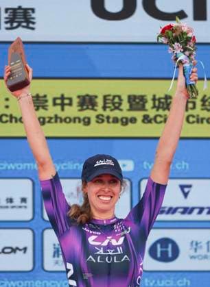 (251016) -- SHANGHAI, Oct. 16, 2025 -- Josie Talbot of Liv-Alula-Jayco poses during the awarding ceremony after the Stage 3 of the UCI Women s WorldTour Tour of Chongming Island Road cycling, Rad, Radsport, Strasse race in Shanghai, east China, Oct. 16, 2025. ) (SP)CHINA-SHANGHAI-CYCLING-UCI WOMEN S WORLDTOUR-TOUR OF CHONGMING ISLAND (CN) WangxXiang 